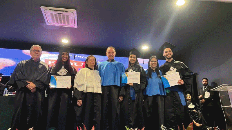Presidente do CRAGO participa de colação de grau na FAQUI e entrega Láurea Acadêmica