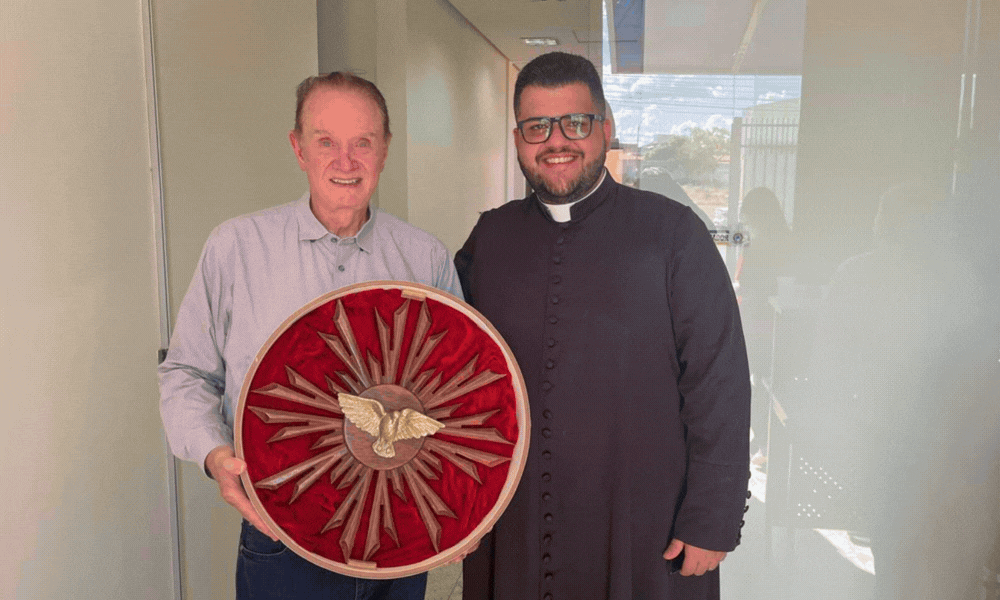 Seccional do CRAGO em Luziânia, recebeu bênçãos em passagem da Bandeira do Divino Espírito Santo